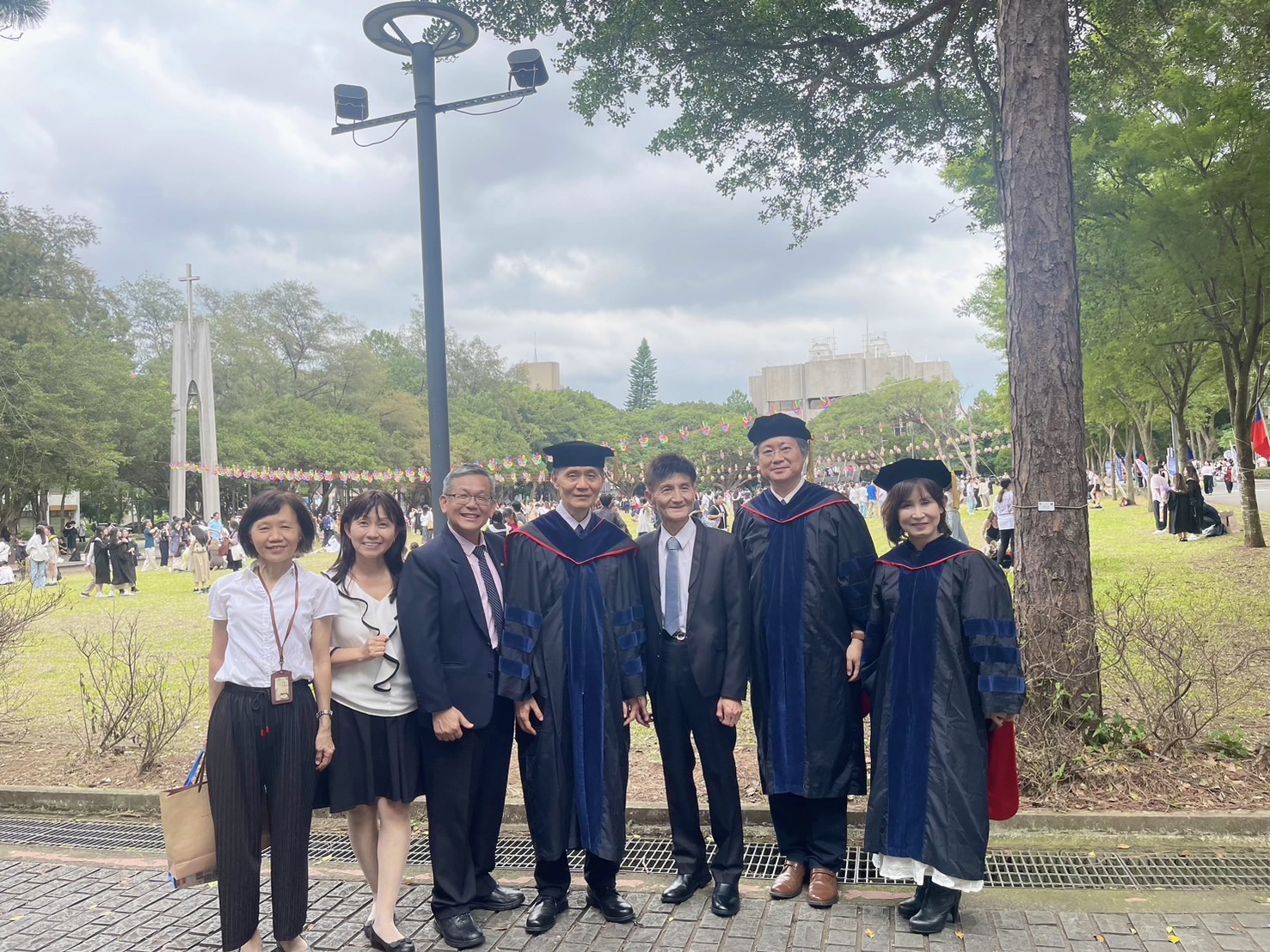 畢業典禮後來賓鐘塔草坪前合影