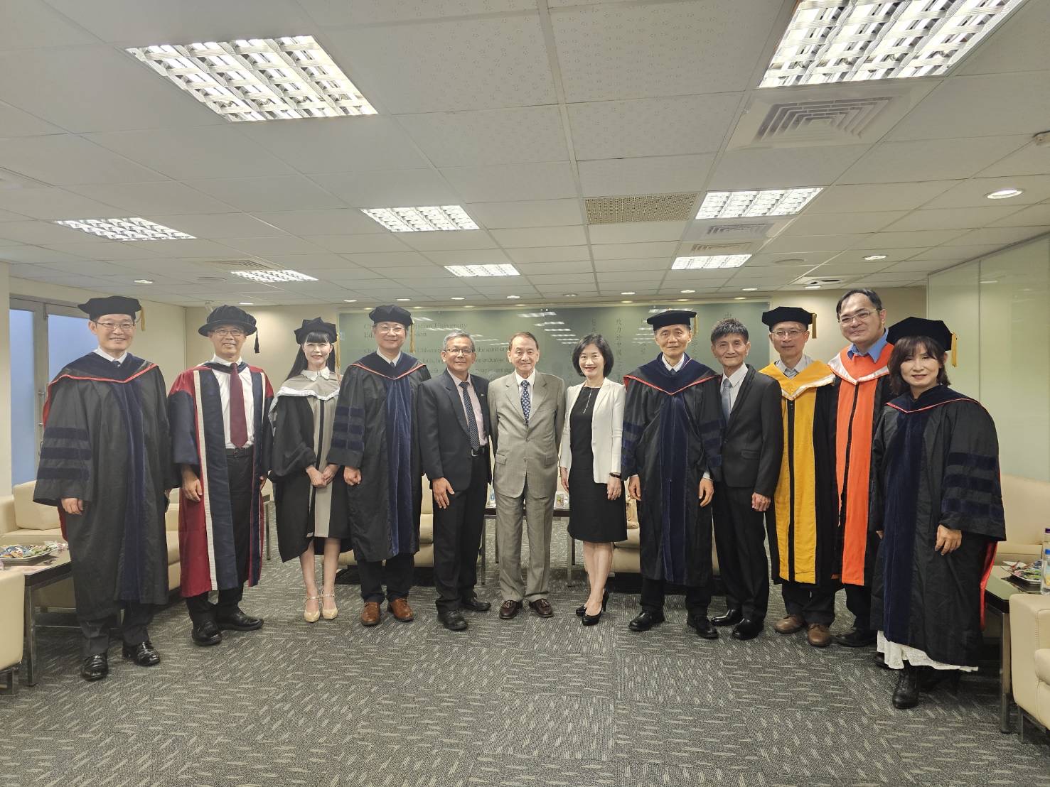 畢業典禮前張光帳董事長與貴賓合影